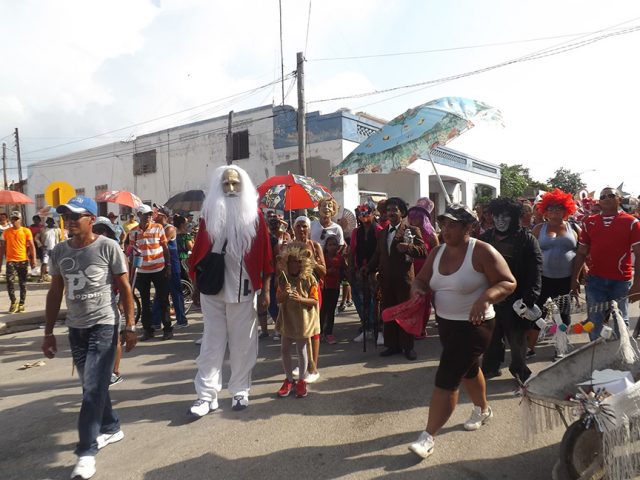 Las caretas formaron parte del desfile // Foto Liliam Salvat 