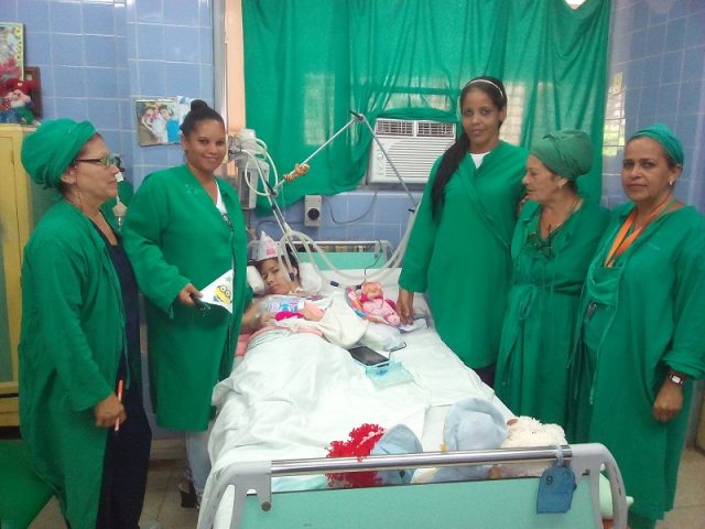 Miembros del comite UJC y trabajadores de la sala terapia intensiva // Foto Eliexer Peláez
