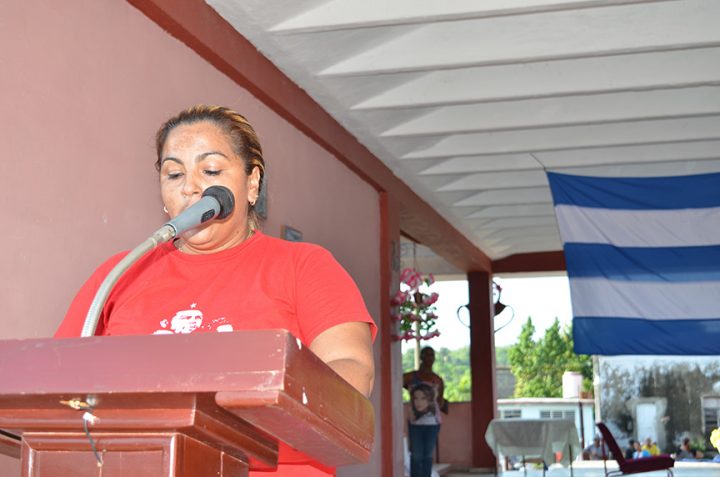 Aliuska Hernández Rodríguez, leyó un mensaje de la Federación de Mujeres Cubanas (FMC) // Foto Marlene Herrera