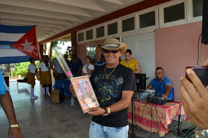 La dirección municipal de educación reconoció los aportes al sector del cantante manzanillero Ariel Alberto Domínguez Árias // Foto Marlene Herrera