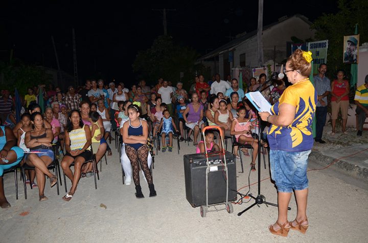 Vecinos del de la circunscripción 81, zona 178 del Consejo Popular número tres celebranm su reunión de nominación // Foto Marlene Herrera