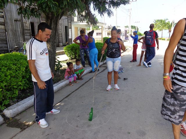 El juego de enlazar la botella // Foto Marlene Herrera