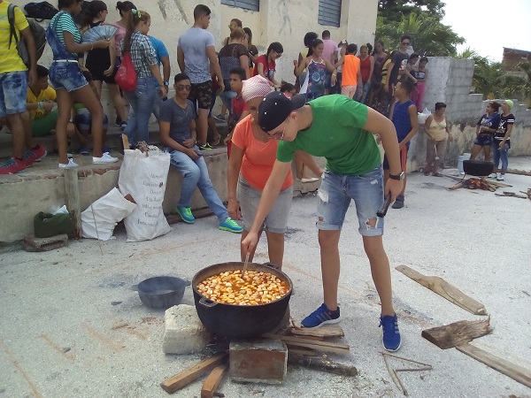 Caldosa cederista hecha por jóvenes // Foto Eliexer Peláez