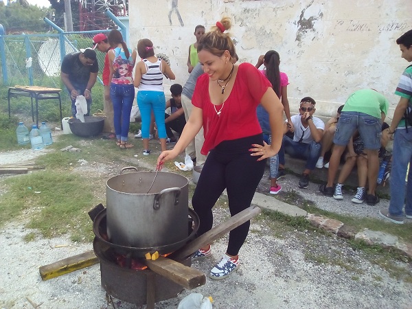 Caldosa cederista hecha por jóvenes // Foto Eliexer Peláez