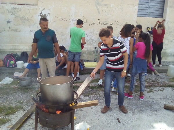 Caldosa cederista hecha por jóvenes // Foto Eliexer Peláez