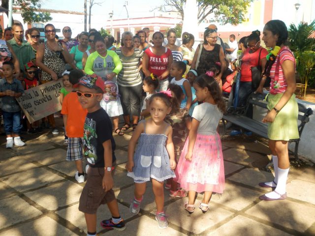 Juegan los niños en acto de inicio de curso del Programa Educa a tu hijo // Foto Lilian Salvat