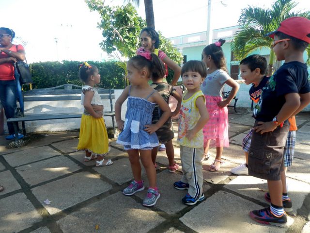 Liz Sofía junto a otros niños que comienza este curso en el Programa Educa a tu hijo // Foto Lilian Salvat