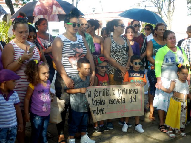 La familia presente en acto de inicio de curso del Programa Educa a tu hijo // Foto Lilian Salvat