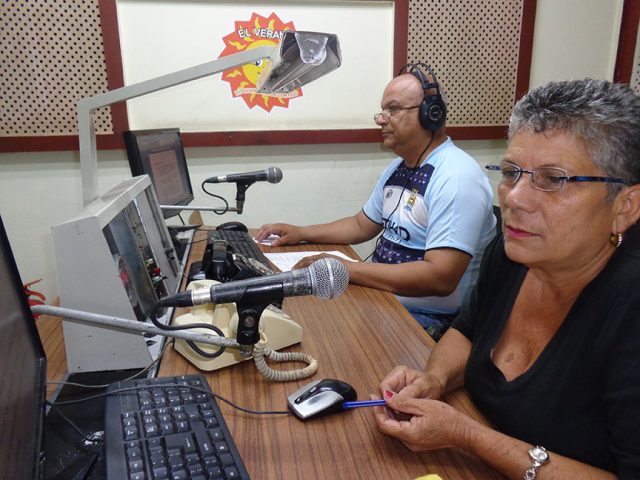 La emisora radio Granma transmite una revista informativa especial // Foto José Vicente Santos