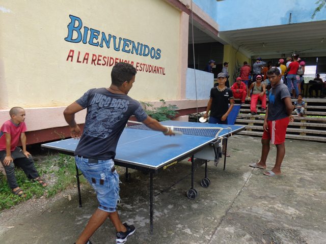 Juegos de mesa para los evacuados // Foto Marlene Herrera