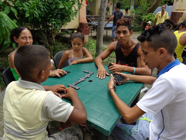 Los evacuados se entreteienen con los juegos deportivos y recreativos // Foto Marlene Herrera