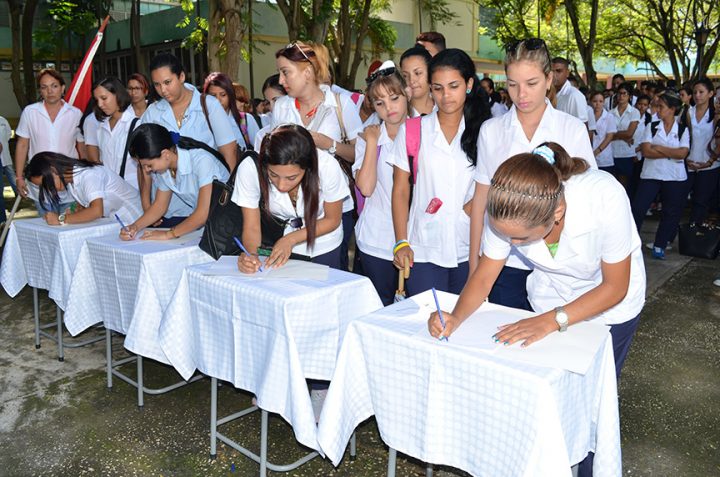 Un grupo de estudiantes de primer año firman el Juramento // Foto Marlene Herrera