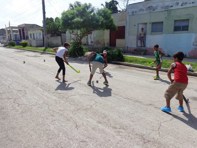 Intentando jugar hockey sobre césped// Foto Marlene Herrera