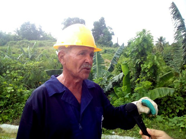 Fernando Méndez Torres, jefe de una de las brigadas de trabajadores de Etecsa // Foto Eliexer Peláez