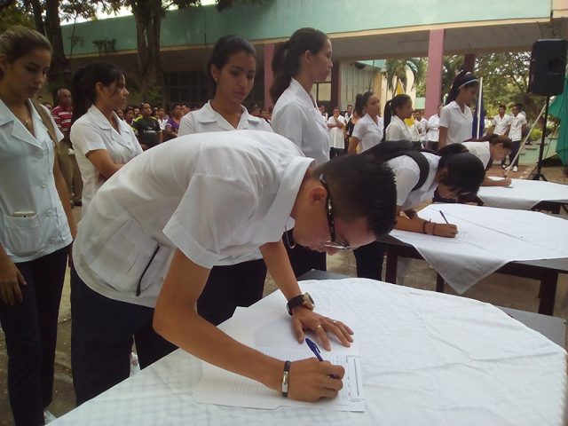 Una representación de estudiantes del primer año en la casa de altos estudios firmó el compromiso de pertenecer a la organización juvenil más antigua de Cuba // Foto Eliexer Peláez
