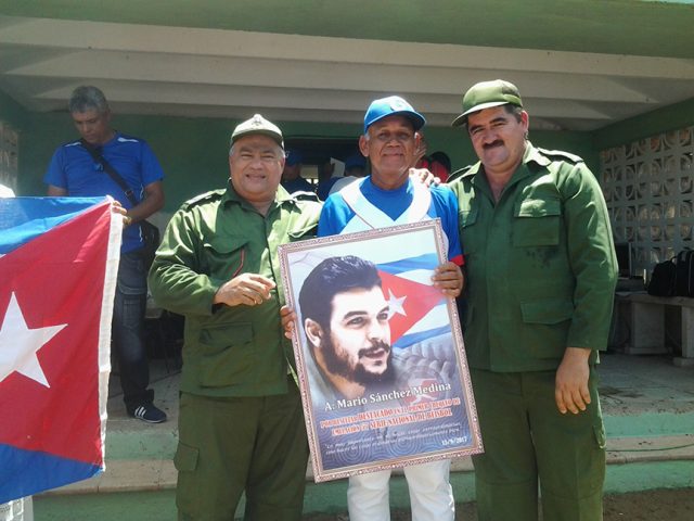 Reconocimiento especial para Mario Sánchez, entrenador físico del equipo Granma en reinicio de SNB en Manzanillo // Foto Lilian Salvat
