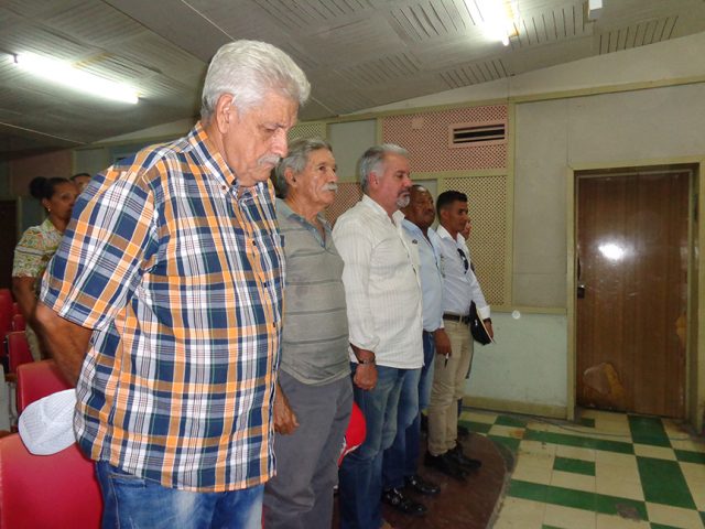 Con un minuto de silencio en homenaje a Antonio Moltó Martorell, presidente de la Unión de Periodistas de Cuba (UPEC) inició la asamblea de la delegación de base en Manzanillo // Foto Marlene Herrera
