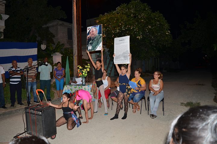 Los niños del barrio se sumaron a la actividad con iniciativas // Foto Marlene Herrera