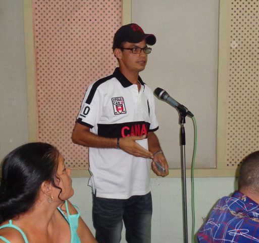 Roberto Mesa Matos, periodista de los medios provinciales en Manzanillo, expresó el compromiso de los jóvenes del gremio con la Revolución // Foto Marlene Herrera