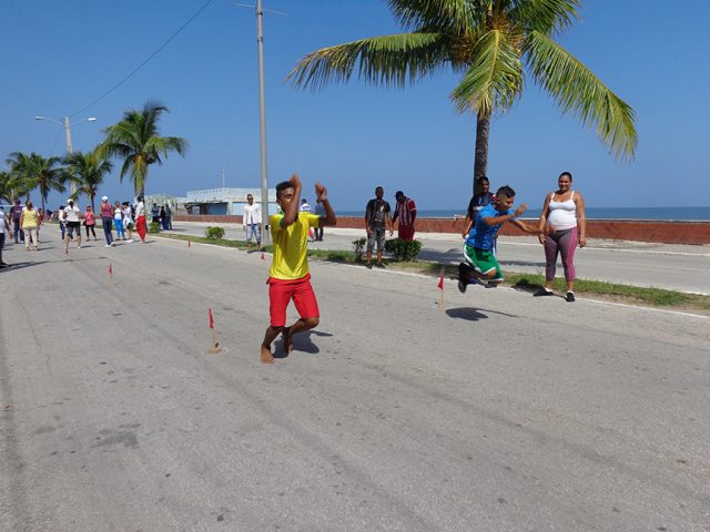 Divertidos juegos como este que incluye saltos de rana // Foto Marlene Herrera