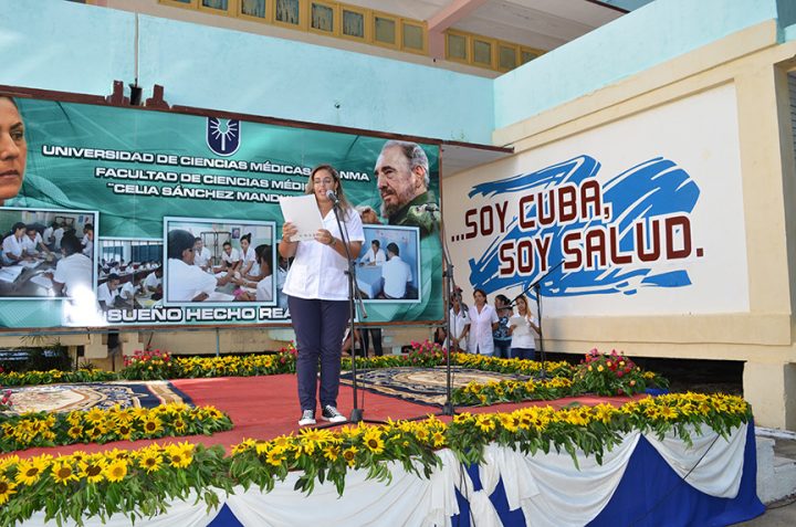 Suzanne Santiesteban Puertas leyó el Juramento de los estudiantes de primer año // Foto Marlene Herrera