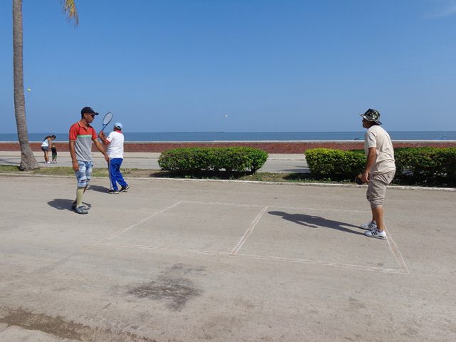 Ellos prefieren jugar tenis // Foto Marlene Herrera