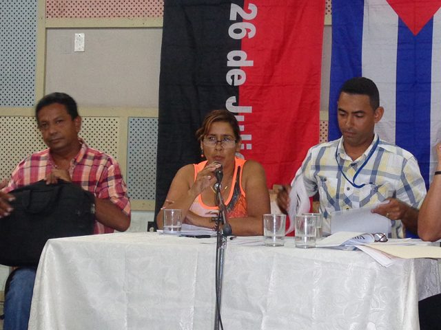 Yanelis Rodríguez, funcionaria del PCC municipal transmitió la felicitación a los periodistas manzanilleros // Foto Marlene Herrera