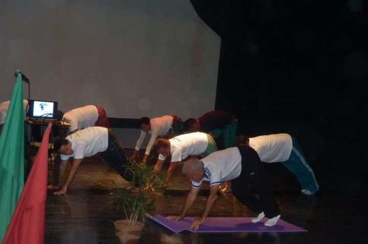 Muestra de yoga dirigida por el profesor Nelson de Jesús Rodríguez Perea // Foto Lilian Salvat