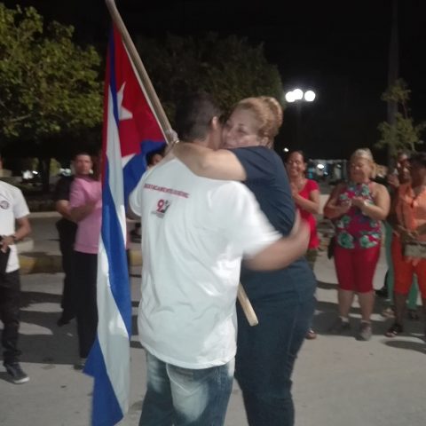 Betty Oria González, ideológica nacional de los CDR, fue la encargada de entregar la Bandera de la Estrella Solitaria a Eliexer Peláez Pacheco, jefe de esta avanzada juvenil // Foto Marlene Herrera