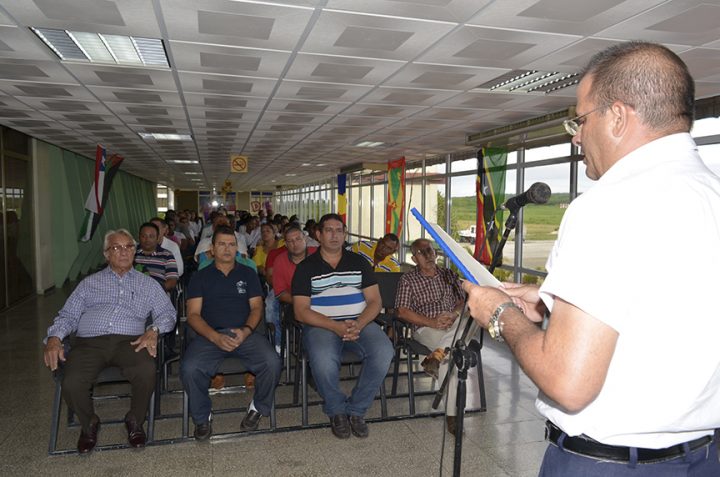 Presentes en el acto los máximos dirigentes del Partido y el Gobierno en el municipio junto a trabajadores del aeropuerto y estudiantes extranjeros de la Facultad de Ciencias Médicas // Foto Marlene Herrera