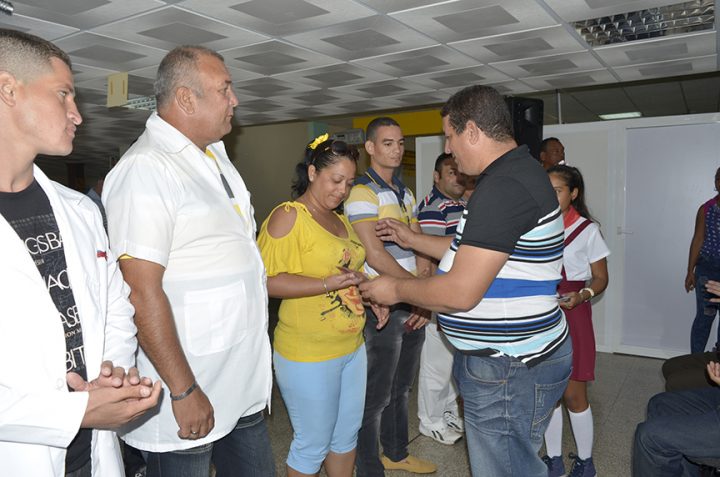 Once manzanilleros recibieron el carné de miembros del PCC // Foto Marlene Herrera