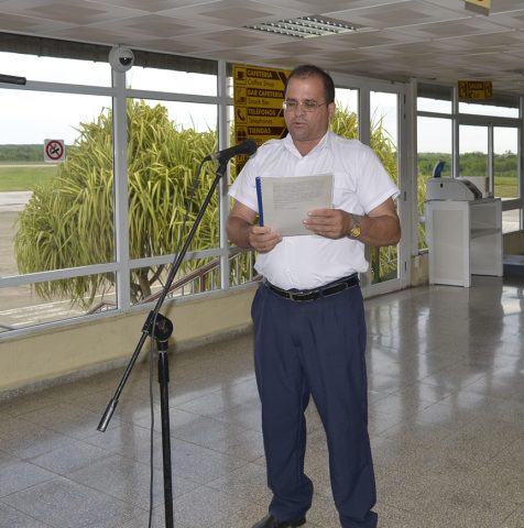 Jorge Luis Cansino Rogel, director del Aeropuerto Sierra Maestra afirmó la posición de los trabajadores aeroportuarios de luchar a favor del cese del bloqueo genocida impuesto a Cuba // Foto Marlene Herrera