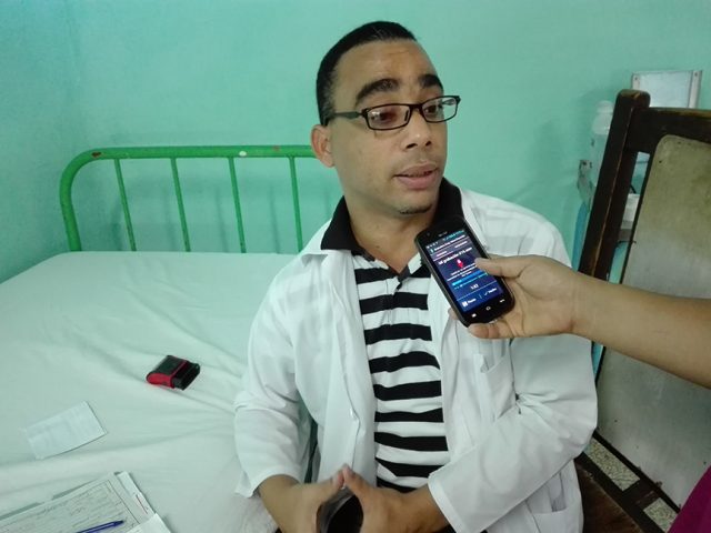 Ubaldo Vargas Velis, especialista de primer grado de oncología médica, atiende el programa de cáncer de mamas y oncoginecología // Foto Marlene Herrera