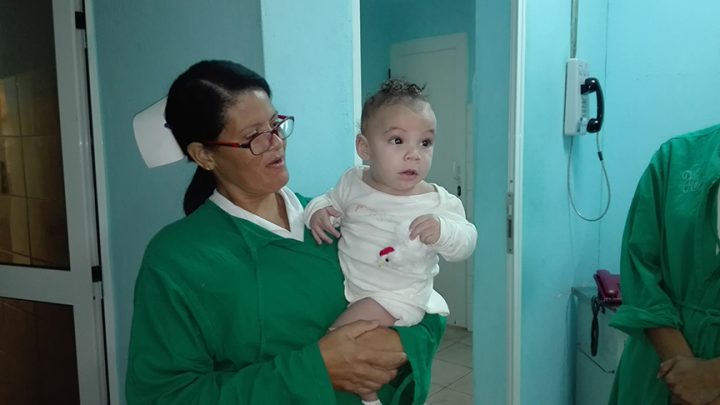 A otro de los bebés ingresado en la Sala de Oncohematología, llamó la atención el pollito de juguete // Foto Marlene Herrera