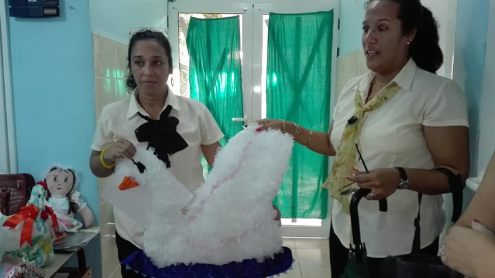 Yaneisis Guerrero Vidal, a la izquierda y Ariana Rosabal Pérez, muestran el tapiz cisne // Foto Marlene Herrera