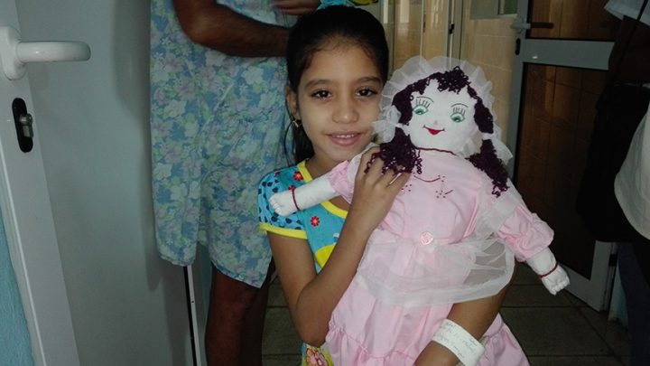 Dachel Cintra Tamayo, padece de una sicklemia, está feliz con su muñeca // Foto Marlene Herrera
