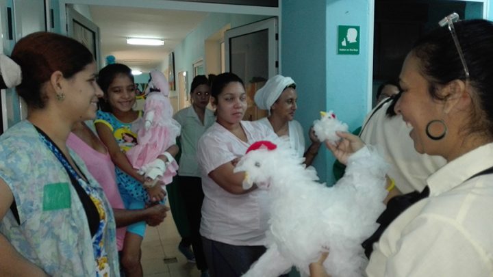 Pacientes, acompañantes y personal de la sala de oncohematología salen a recibir los regalos // Foto Marlene Herrera