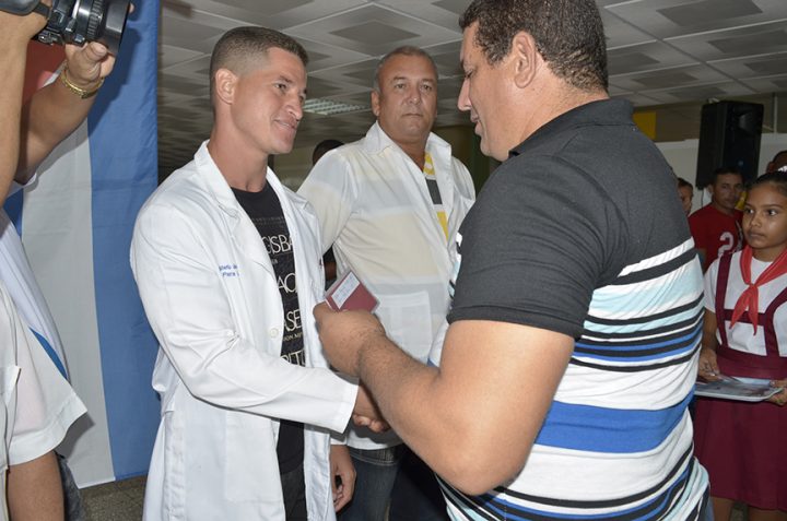 Calixto Santiesteban Ávila, primer secretario del PCC en Manzanillo les expresó la responsabilidad y el grado de compromiso que asumían a partir de este momento // Foto Marlene Herrera