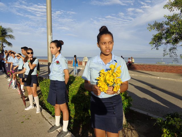 Estudiantes del pre universitario Fermín Valdés en la peregrinación Una flor para Camilo // Foto Marlene Herrera