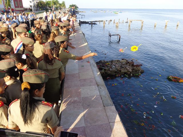 Estudiantes de la Escuela Militar Camilo Cienfuegos rinden homenaje a Camilo // Foto Marlene Herrera