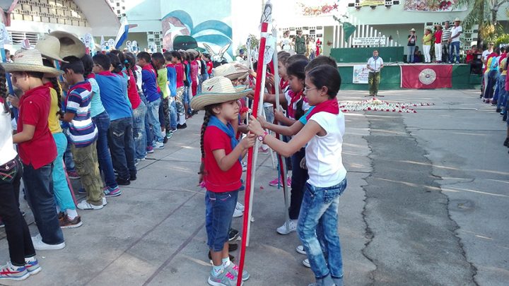 Los pioneros de nuevo ingreso recibieron de forma simbólica el sombrero y el bordón // Foto Marlene Herrera