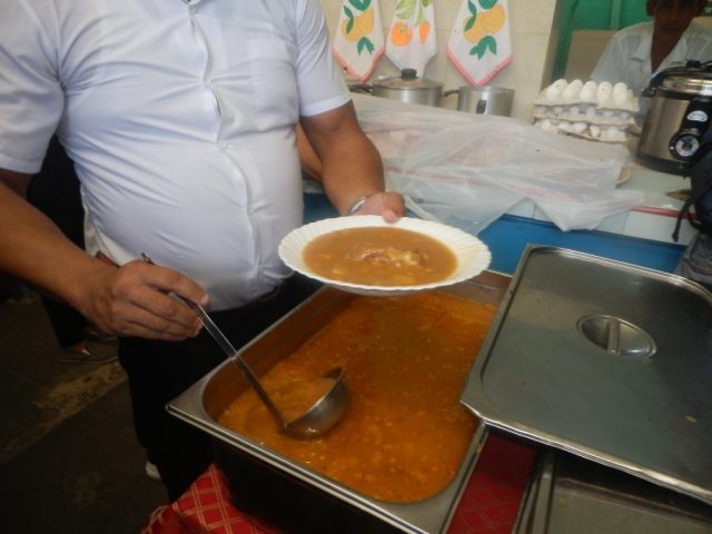 El potaje entre los alimentos que se venden en las fondas. En la foto fonda de la Pesquera // Foto Lilian Salvat