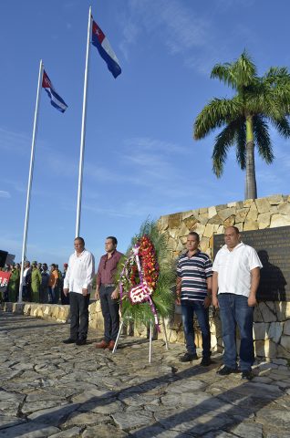 Al comienzo del acto se colocó una ofrenda floral frente a la tarja que recoge frases de Céspedes, Martí y Fidel // Foto Marlene Herrera