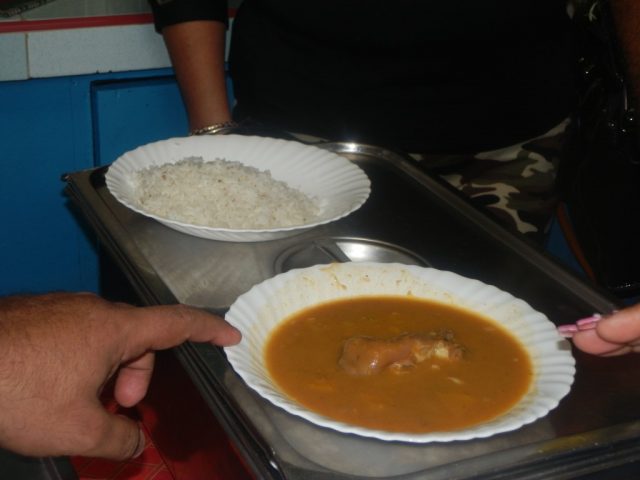 Ración de arroz y potaje // Foto Lilian Salvat