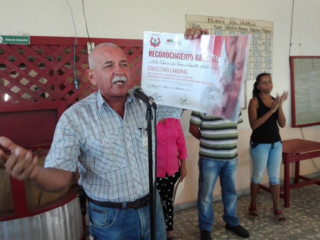 Maximino Julián López Rondón, director de la Fábrica de tabacos Agustín Martín Veloz, felicitó a los obreros // Foto Marlene Herrera