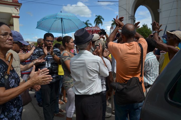 Un aplauso de despedida para Daniel Alarcón // Foto Marlene Herrera