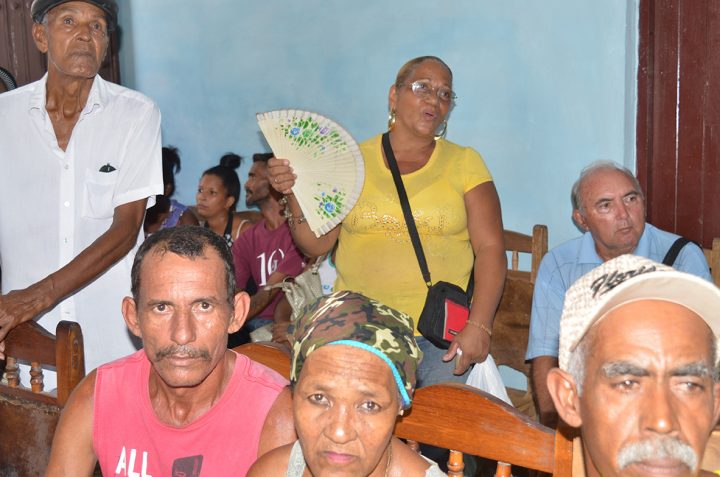 Caridad Córdova, cantante que acompañó a Daniel Alarcón en varias interpretaciones, tararea uno de los éxitos del juglar manzanillero durante el sepelio // Foto Marlene Herrera