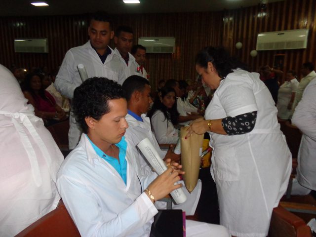 Los nuevos profesionales de la salud en Universidad Médica de Granma reciben el título de manos de sus profesores // Foto Marlene Herrera