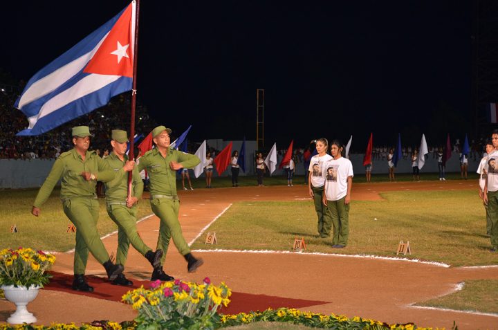 La bandera de la estrella solitaria siempre presente // Foto Marlene Herrera
