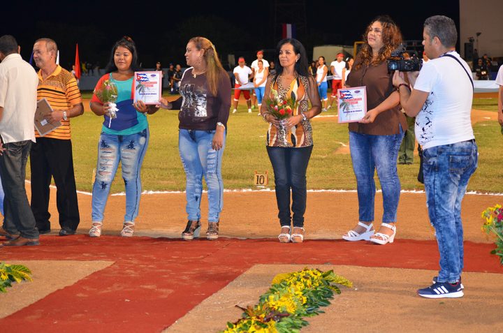 Condición Oro Olímpico que confiere el INDER y el Sindicato Nacional de Trabajadores de la Educación, la Ciencia y el Deporte a los centros de trabajo que se consideran Vanguardias Nacionales // Foto Marlene Herrera